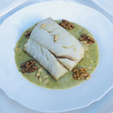 Lomo de Bacalao Confitado con Salsa de Espárragos y Frutos Secos