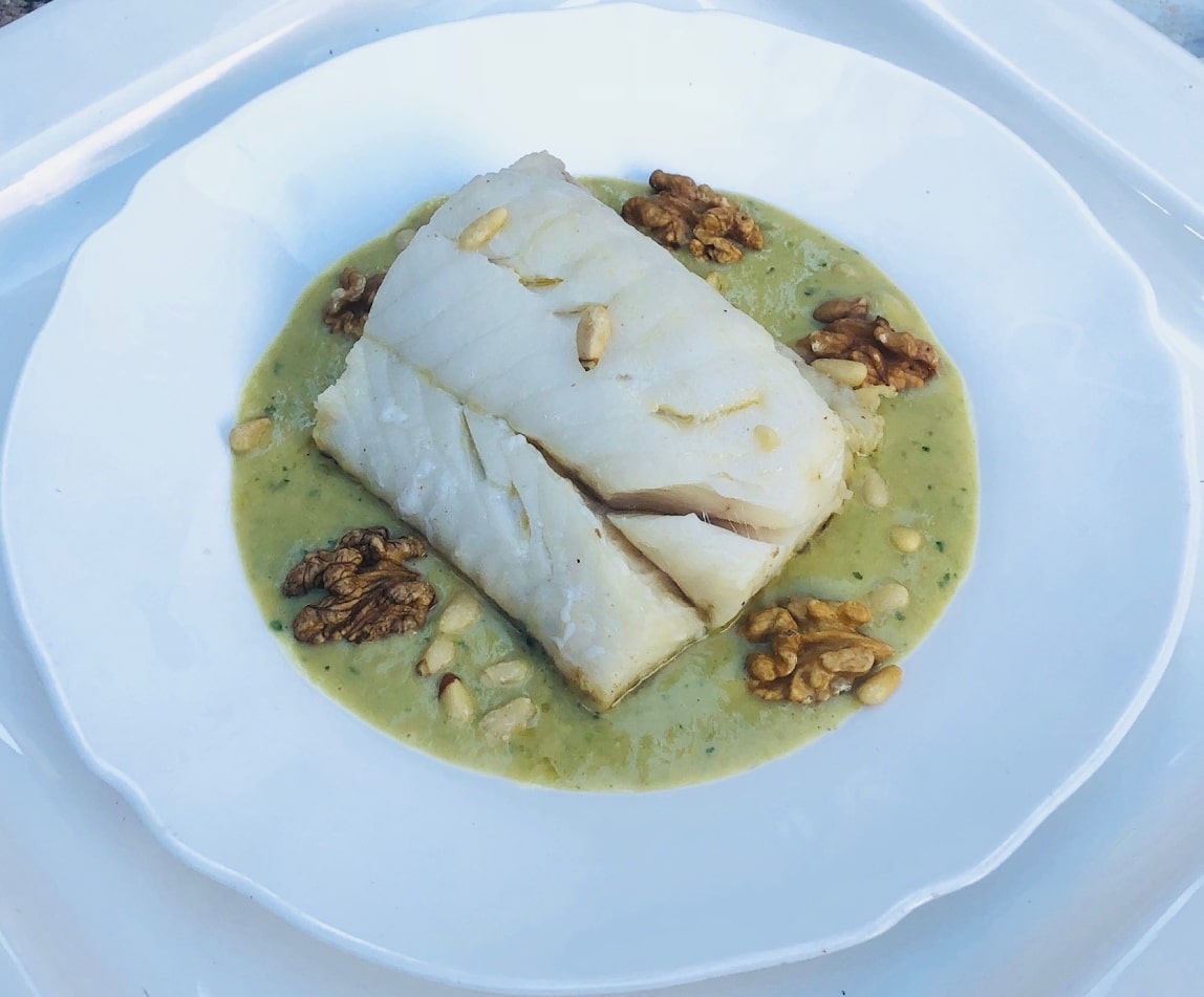 Lomo de Bacalao Confitado con Salsa de Espárragos y Frutos Secos