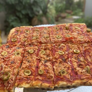 Pizza / Coca de Atún (1 porción)