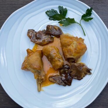 Conejo con Salsa de Almendras y Rovellones