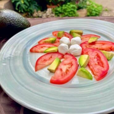 Ensalada de Tomate, Aguacate y Cabra