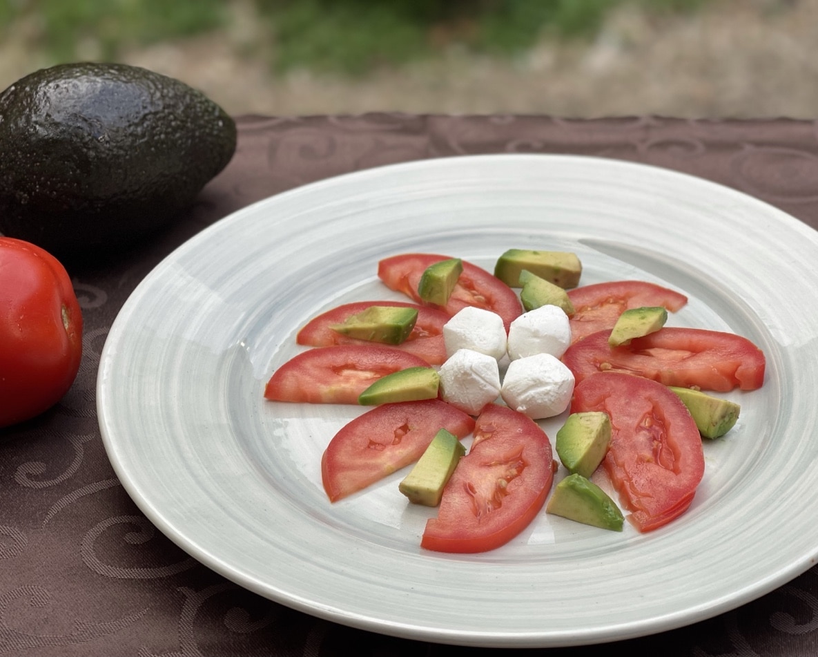 Ensalda de tomate aguacate y cabra 3