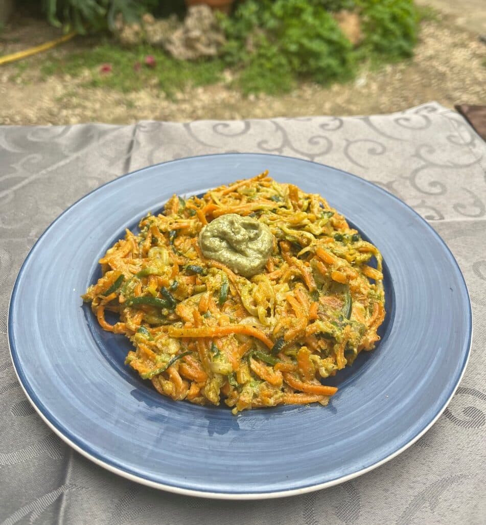Espaguetis veganos con Salsa pesto de aguacate y nueces 1 copia e1666044128980