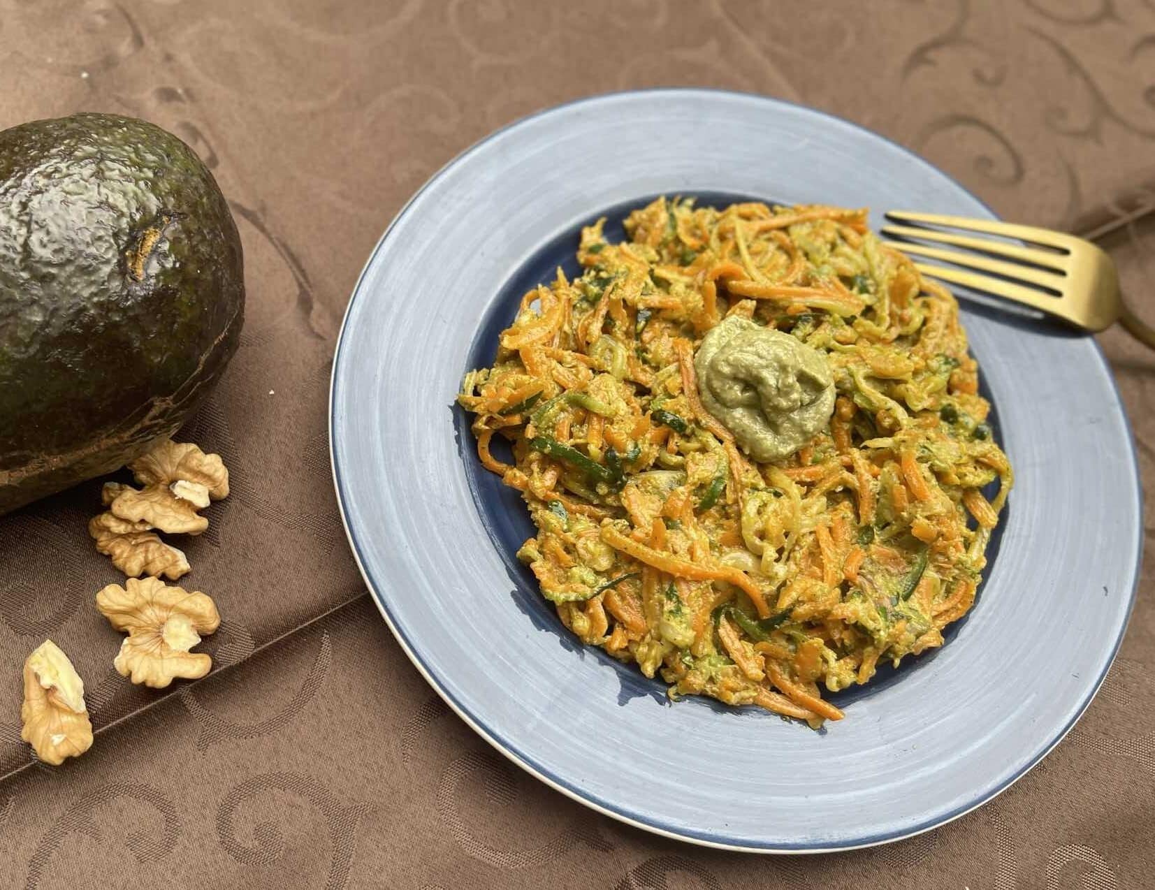 Espaguetis veganos con Salsa pesto de aguacate y nueces 3 e1666044158746