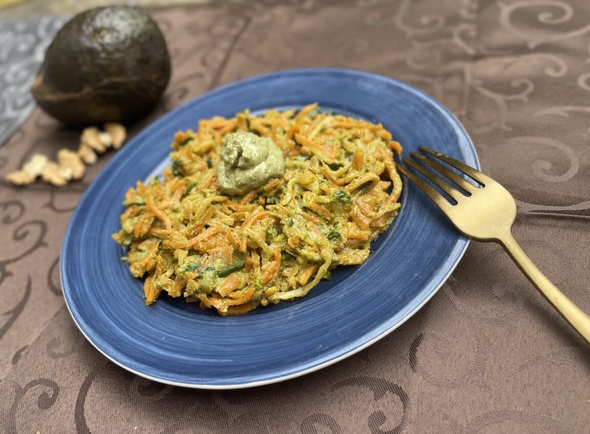 Espaguetis veganos con Salsa pesto de aguacate y nueces 4 e1666044193838