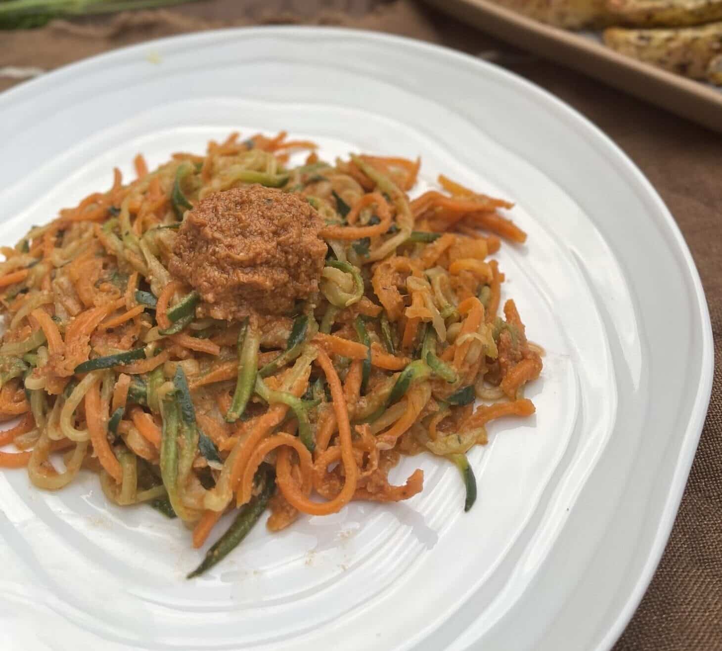 Espaguetis veganos con salsa pesto rojo 2 e1666043712884