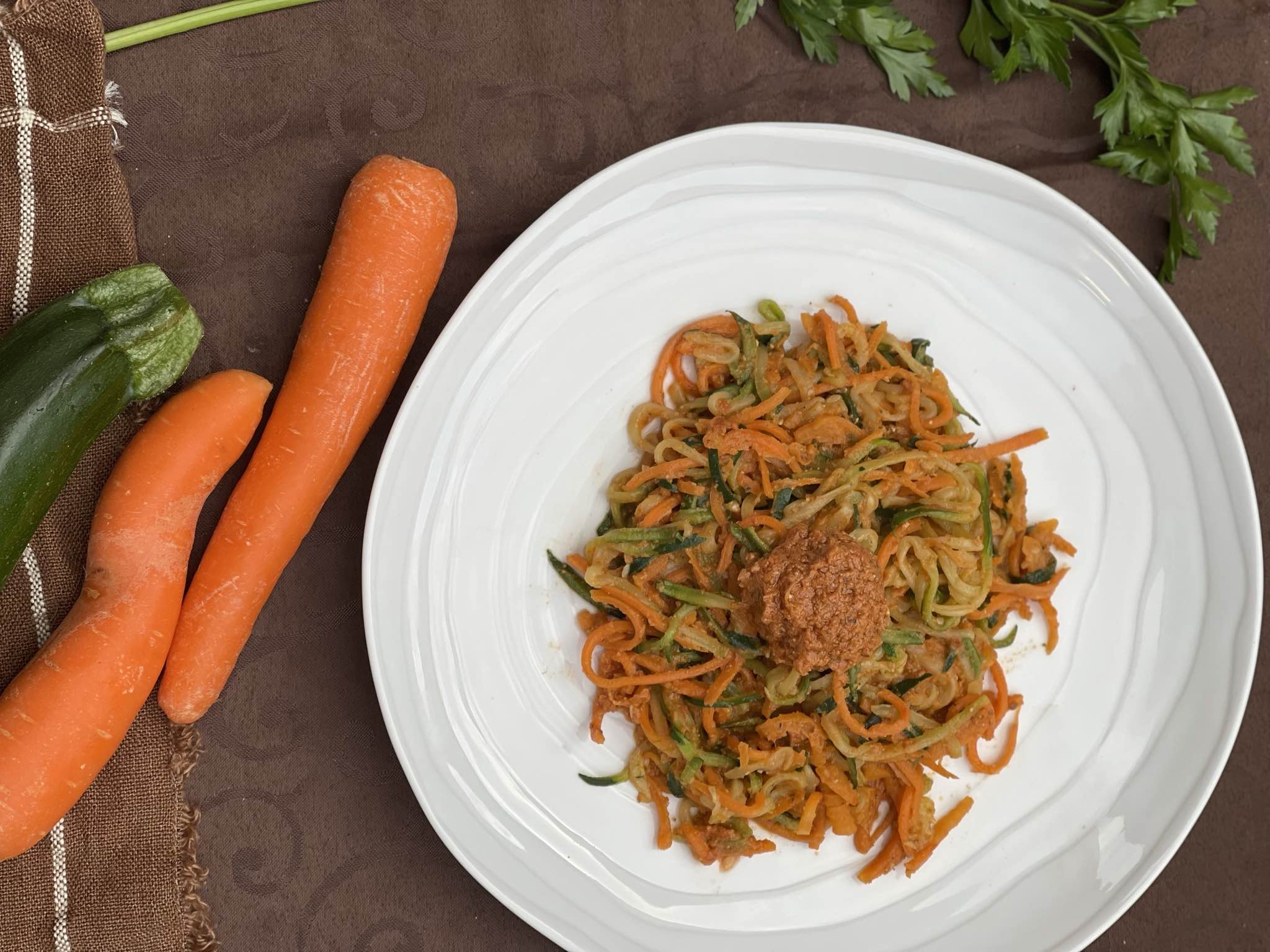 Espaguetis veganos con salsa pesto rojo 4