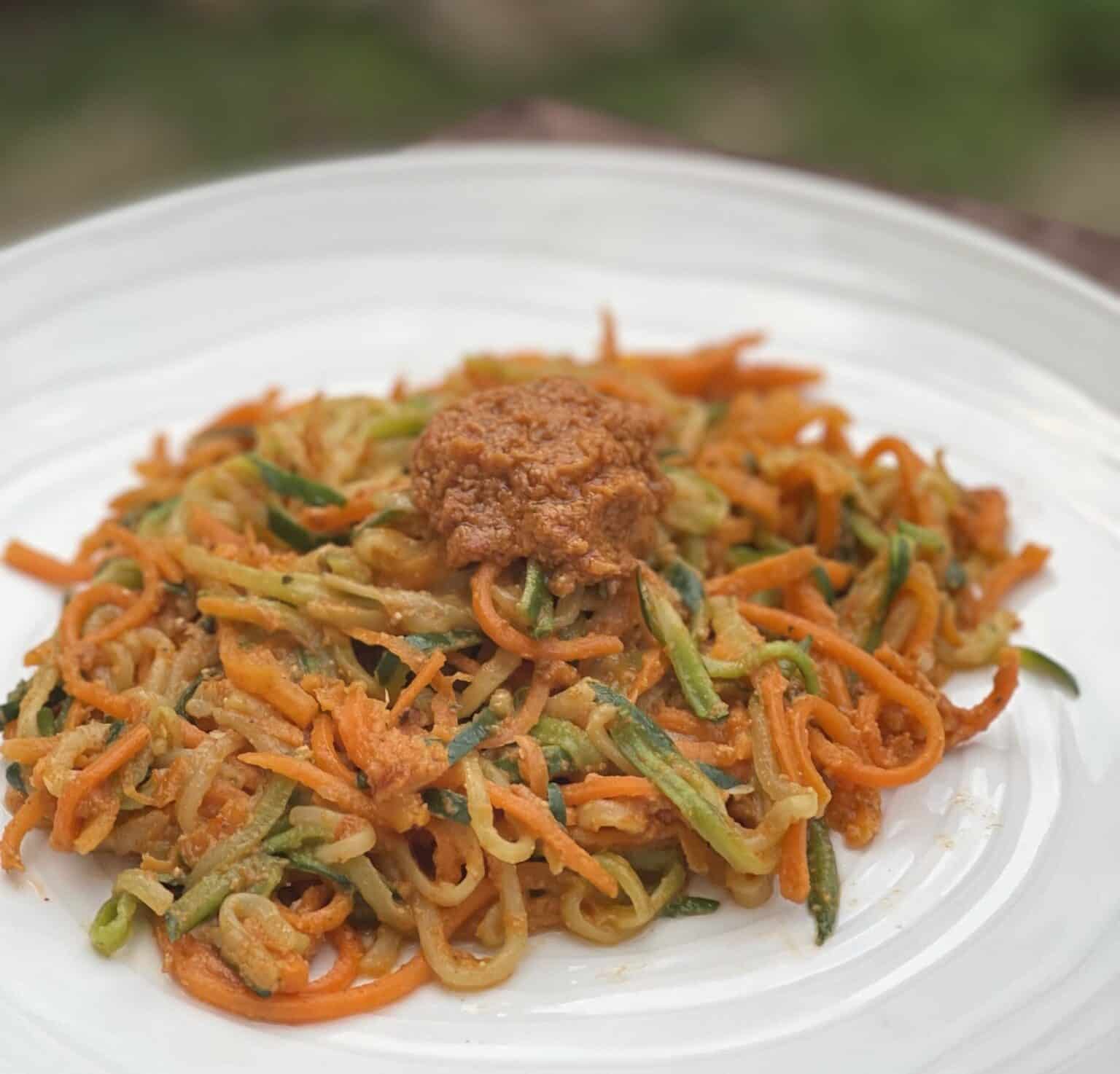 Espaguetis veganos con salsa pesto rojo 5 e1666043780671