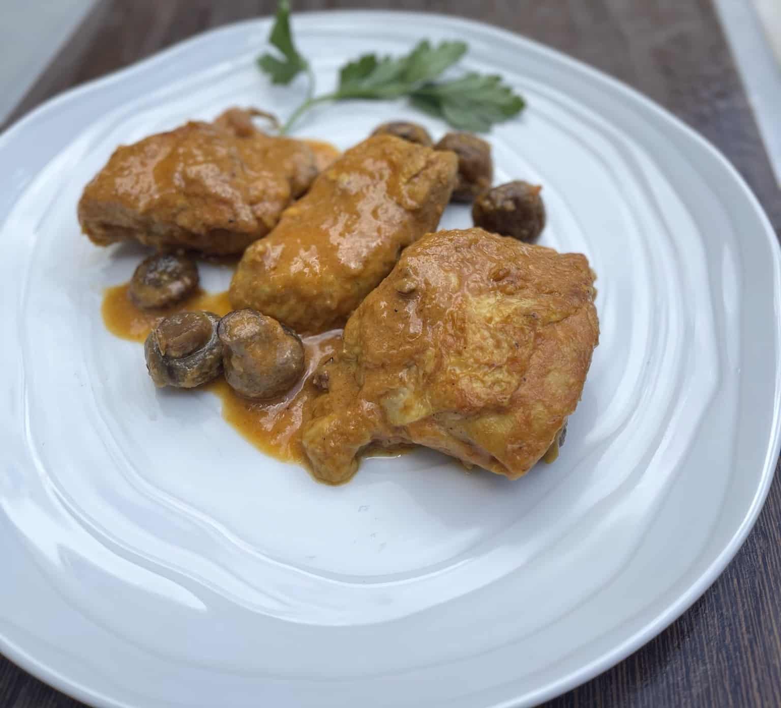 Pollo con salsa de almendras y champinones 1