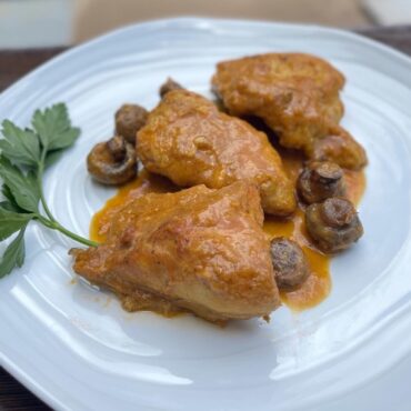 Pollo con Salsa de Almendras y Champiñones