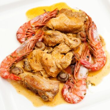 Pollo con Salsa y Langostinos