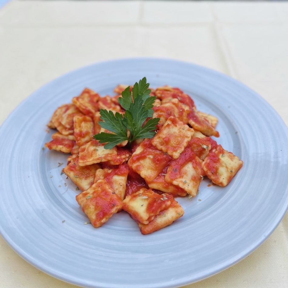 Raviolis de carne con tomate 1 copia
