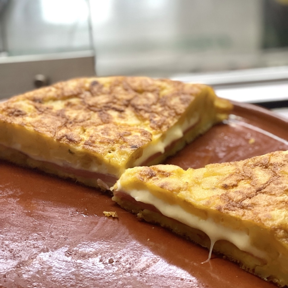 Tortilla de jamon york y queso 1