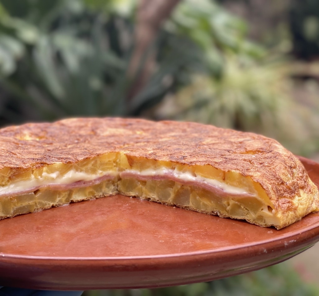 Tortilla rellena de jamon york y queso 1