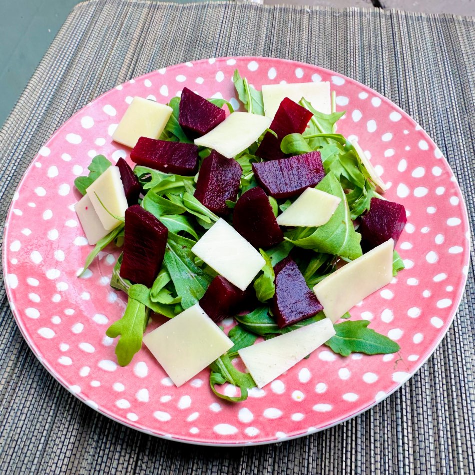 Ensalada de rúcula, remolacha y queso edam 2