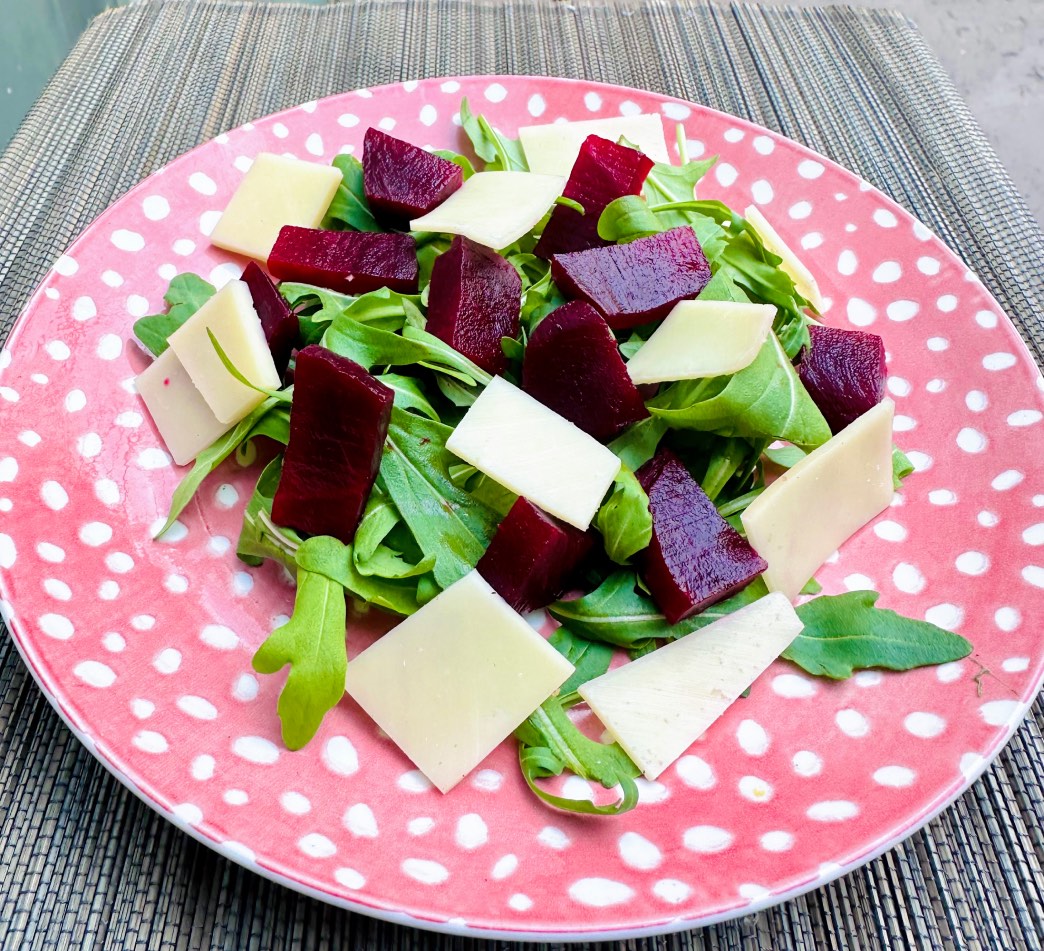 Ensalada de rúcula, remolacha y queso edam 4