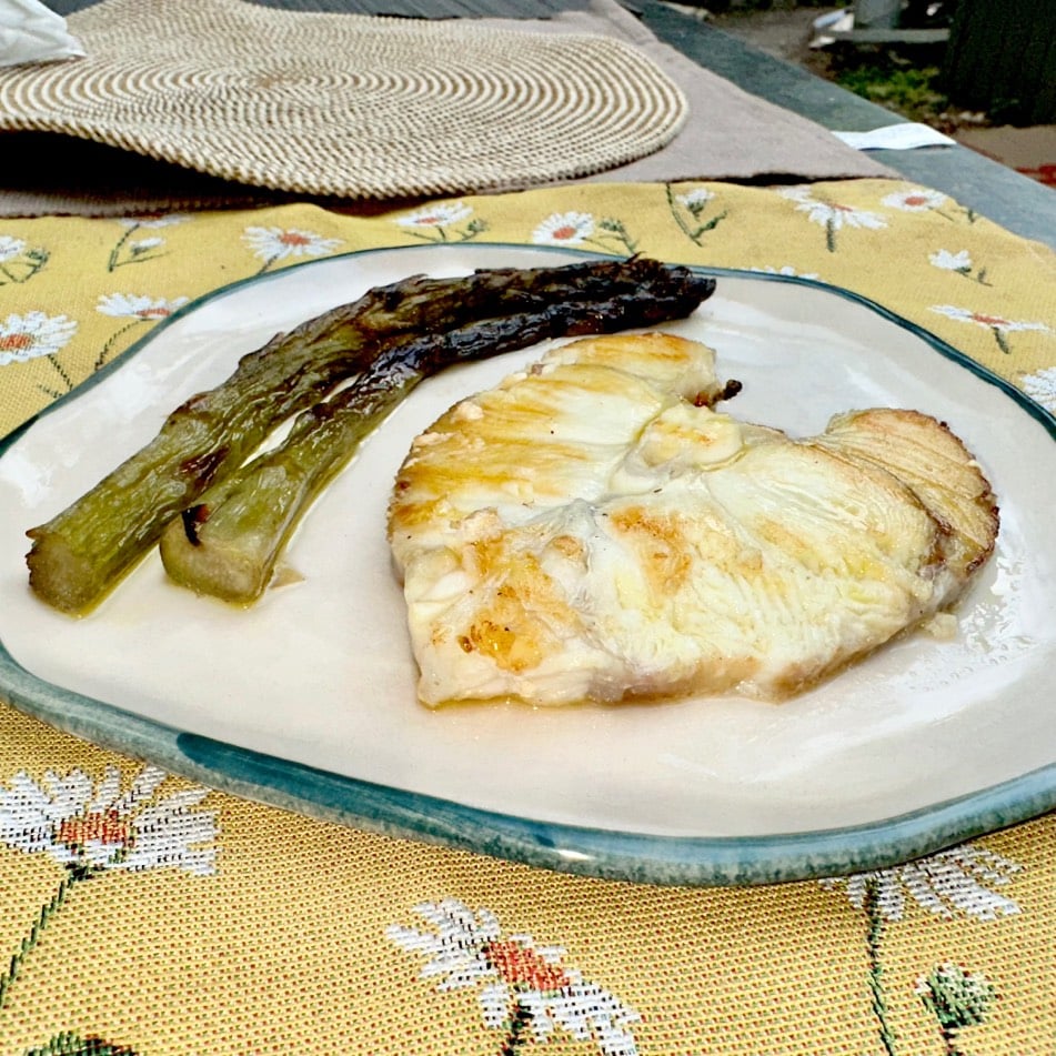 Cazón a la plancha con espárragos trigueros 4 definitiva