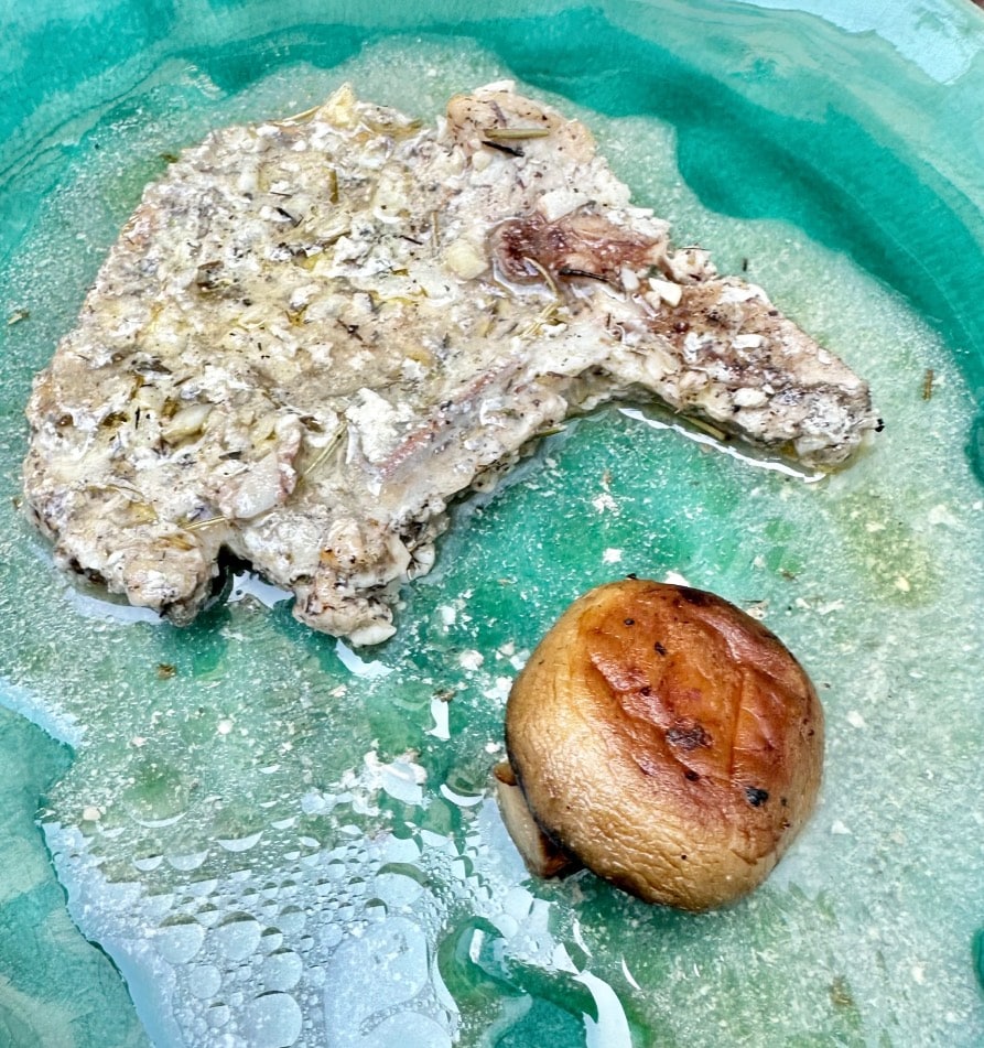 Chuleta de Cerdo Marinada al Romero con Champiñón Natural 1